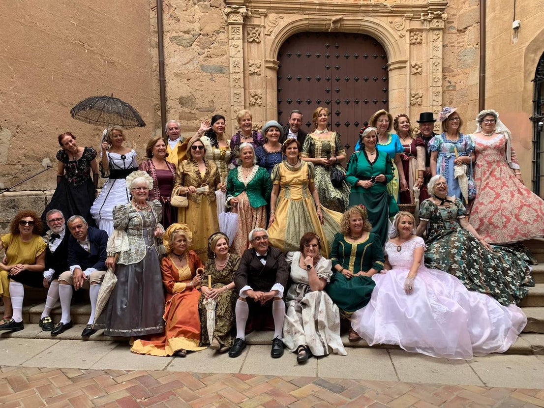 Socias de las amas de casa Nuestra Señora de la Piedad posan para la foto. 