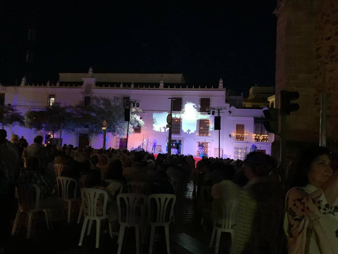 Socias de las amas de casa Nuestra Señora de la Piedad posan para la foto. 