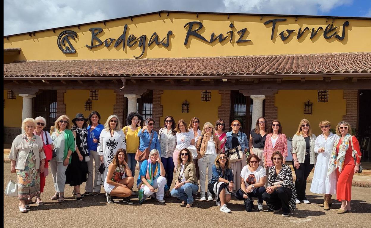 Participantes en los talleres durante una visita a una bodega cacereña. 