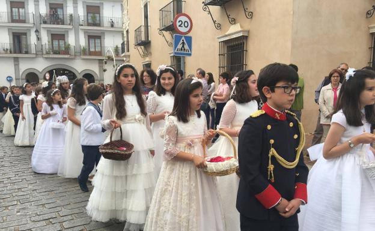 Este domingo saldrán en procesión los niños de la primera comunión