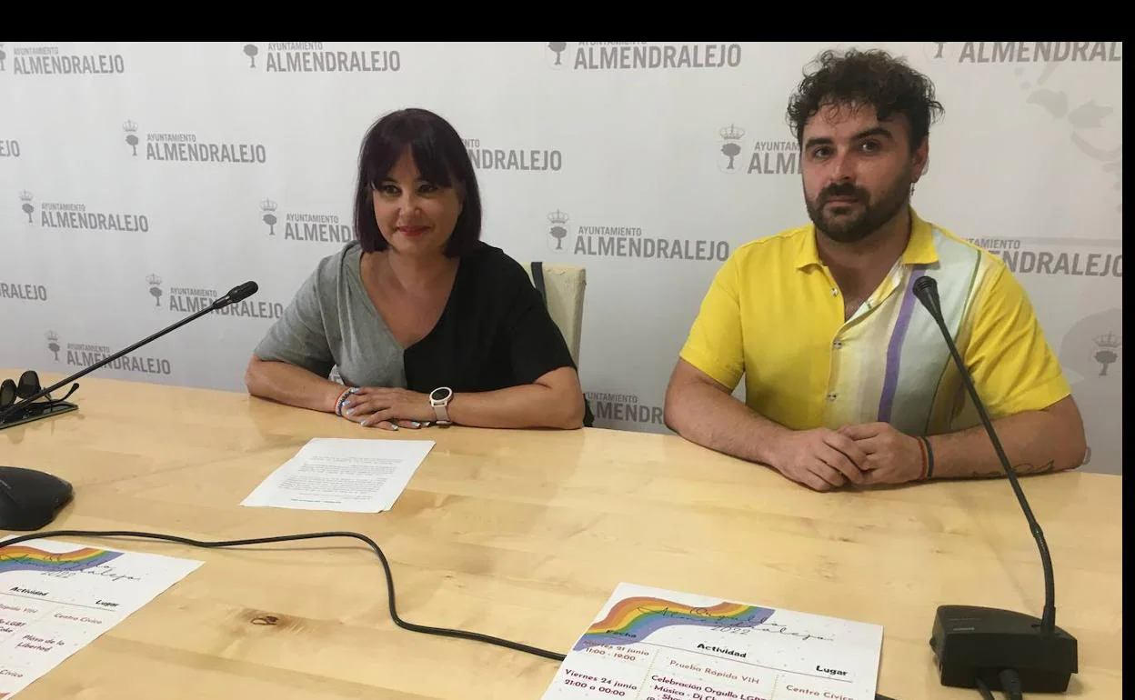 La concejala Macarena Domínguez y Emiliano Hernández, de Triángulo Extremadura. 