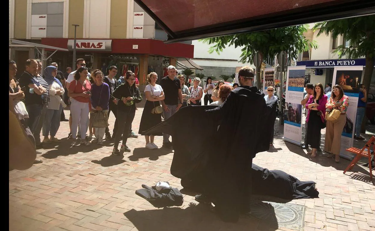 Representación teatral con motivo del día del refugiado en la calle Real.