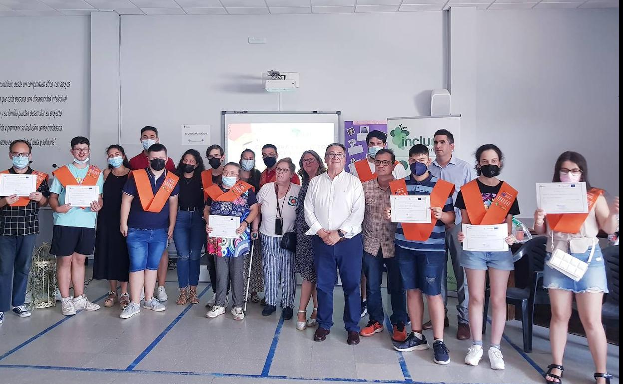 Diez usuarios de Includes concluyen su formación laboral en servicios comunes