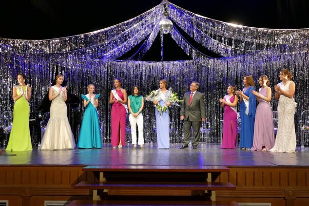 Las representantes de las barriadas arroparon a la nueva reina de las fiestas en la gala del teatro. 