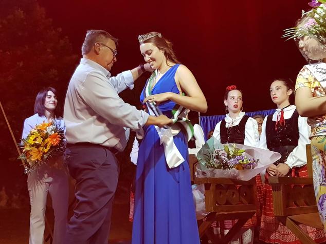 Las representantes de las barriadas arroparon a la nueva reina de las fiestas en la gala del teatro. 