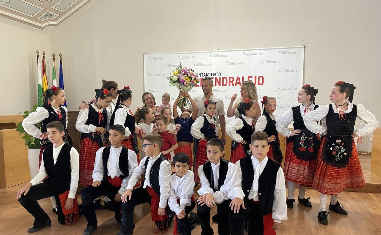 La pregonera posa junto a niños del grupo y familiares. 