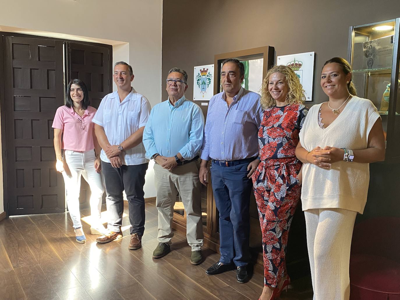 Horrillo posa junto al alcalde, concejales y miembros de la CEAL. 