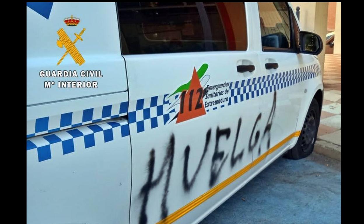 Fotografía de una de las ambulancias que sufrieron destrozos. 