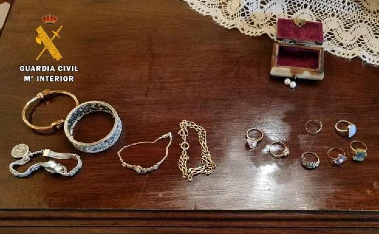 Joyas recuperadas que habían sido robadas de una vivienda. 