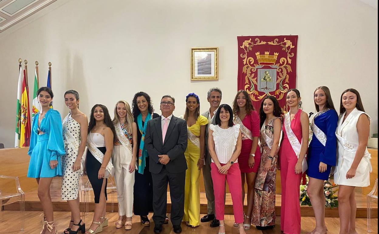 La proclamación de la reina y damas, pregonero y bodeguero de honor da paso al inicio de la feria