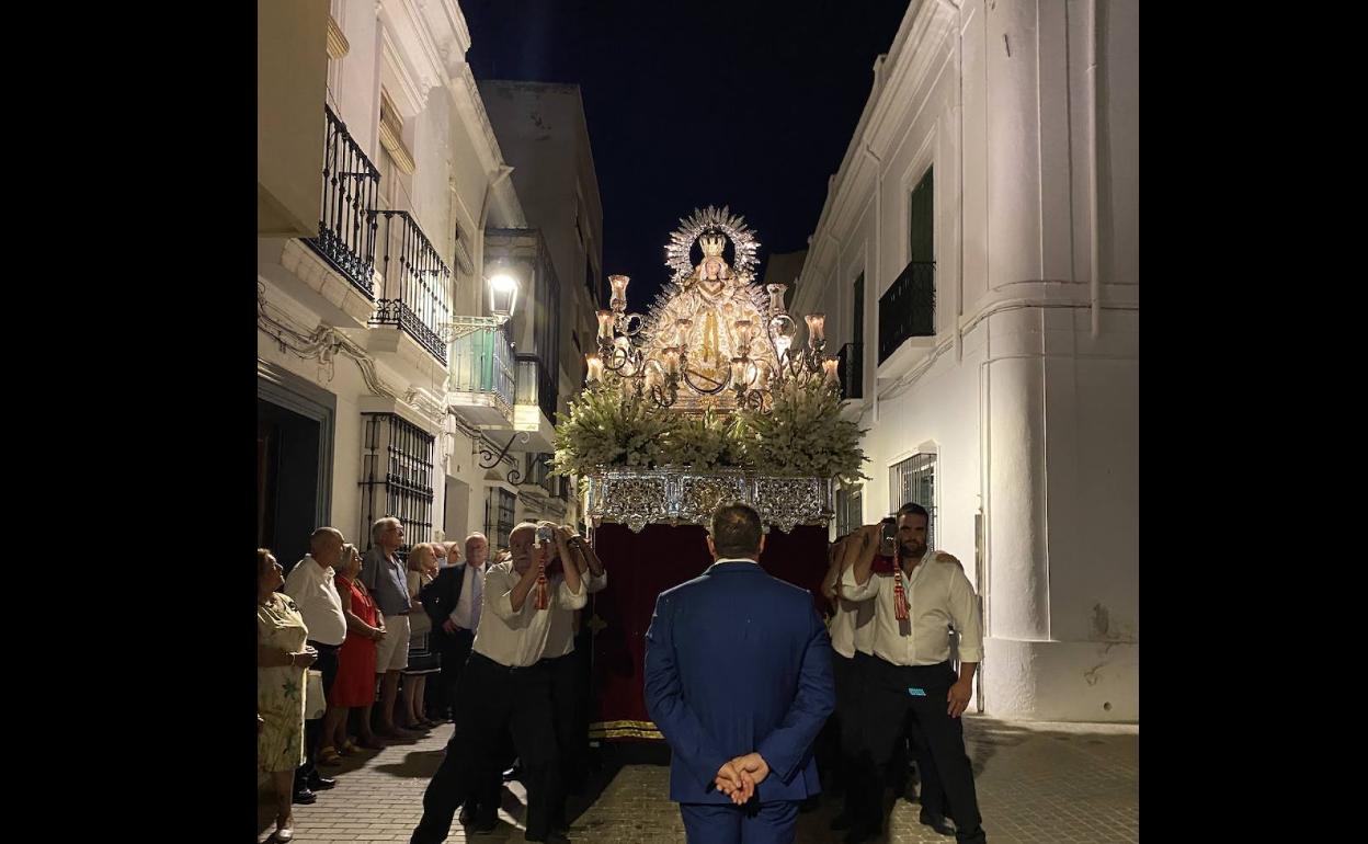 Imagen de la virgen en procesión este domingo. 