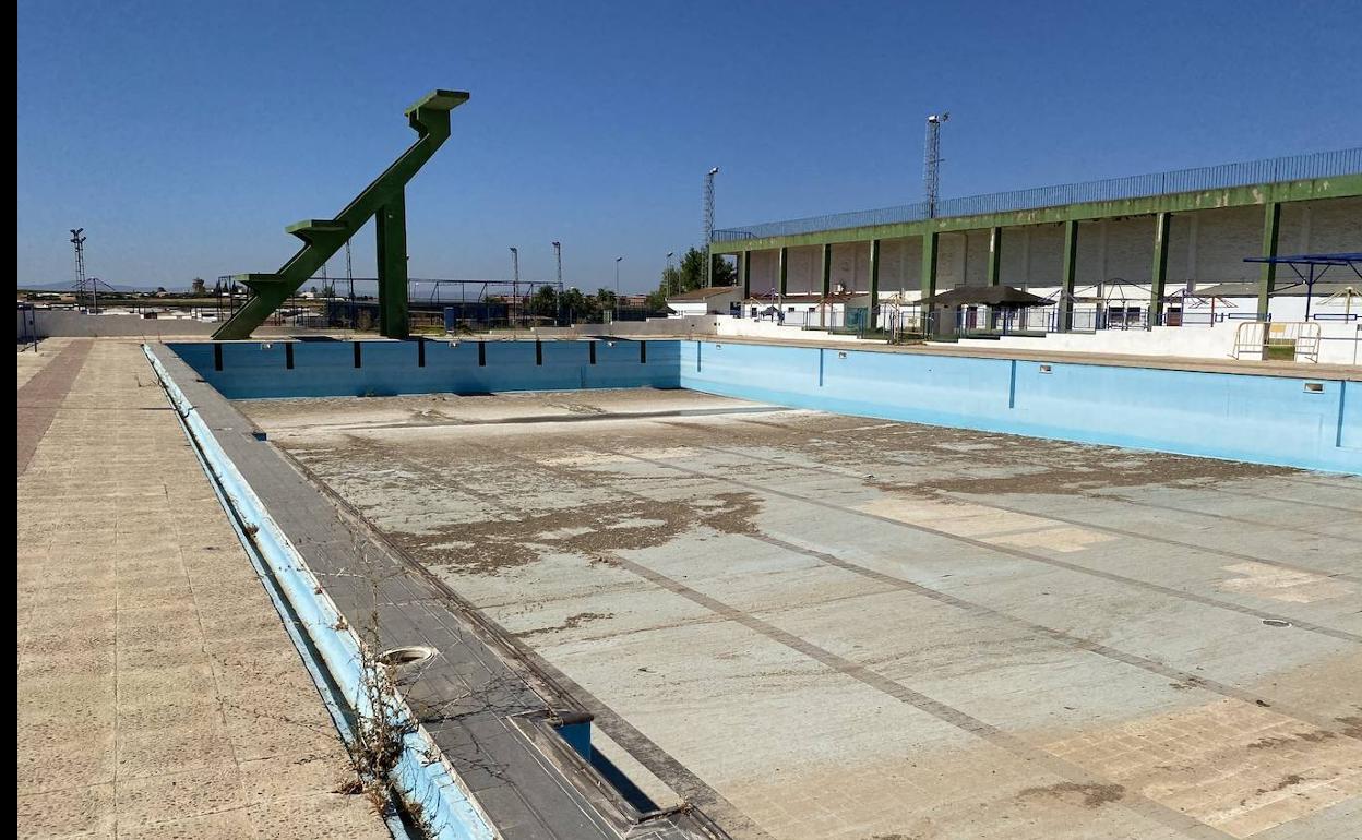 Estado actual de la piscina de verano que se va a reformar. 