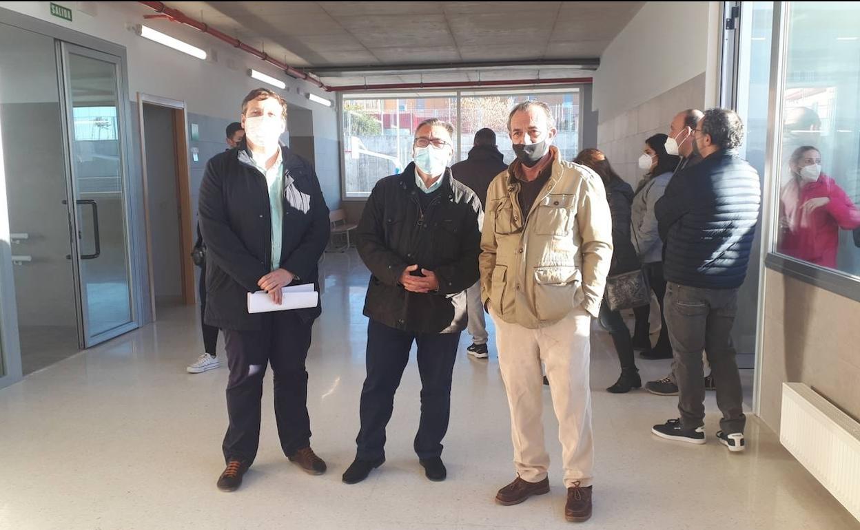 El secretario general de Educación, el alcalde y Álvarez, concejal de Educación, en el nuevo centro.