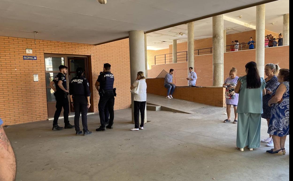 Entrada al bloque de viviendas donde se ha producido el accidente. 