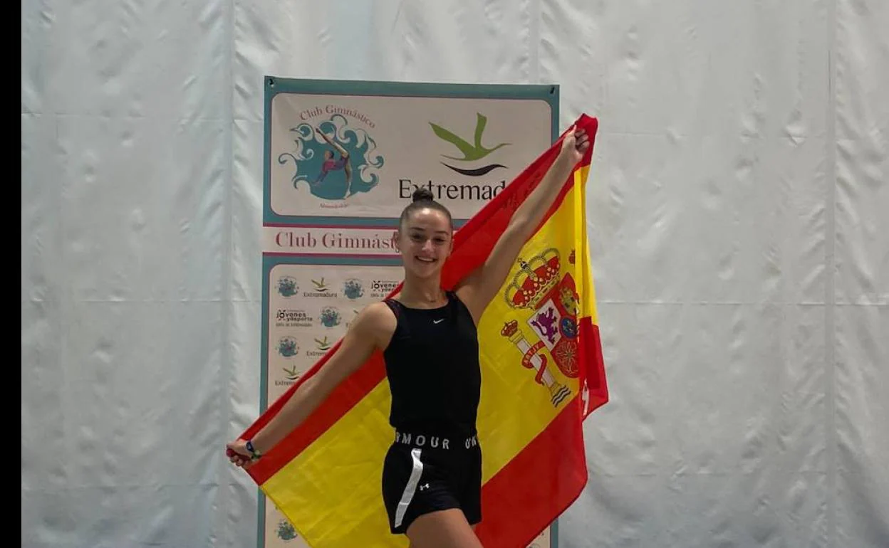 Irene Martínez muestra la bandera de España. 