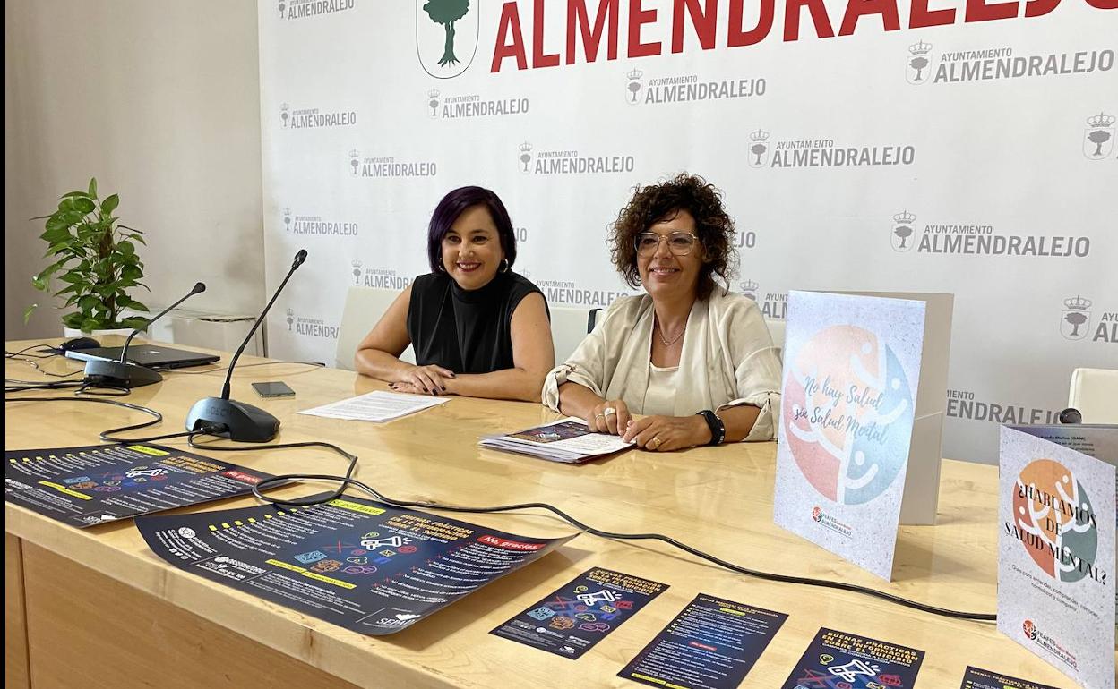 La concejala Macarena Domínguez junto a Inmaculada Valero (derecha). 