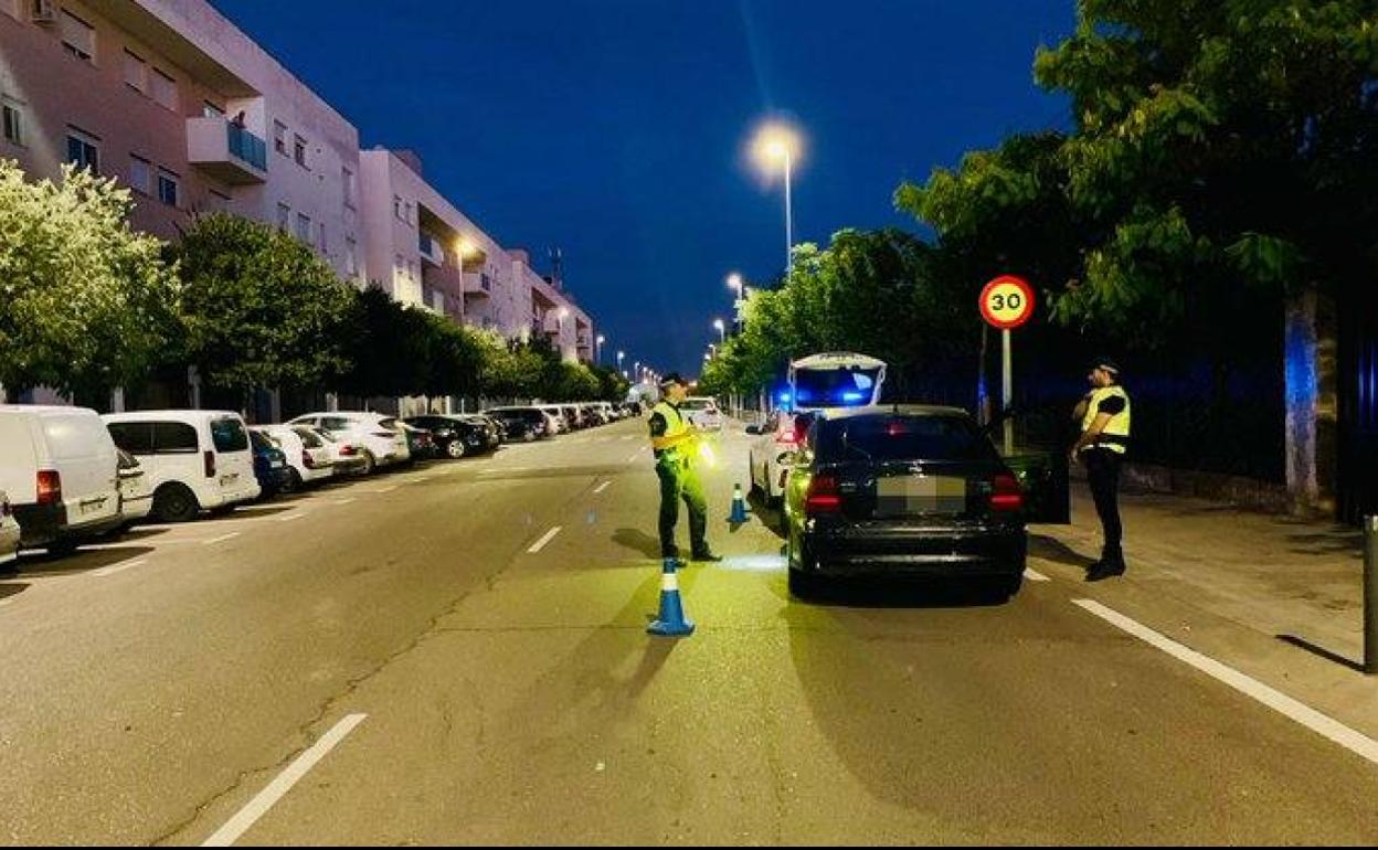 Agentes durante un control de tráfico. 