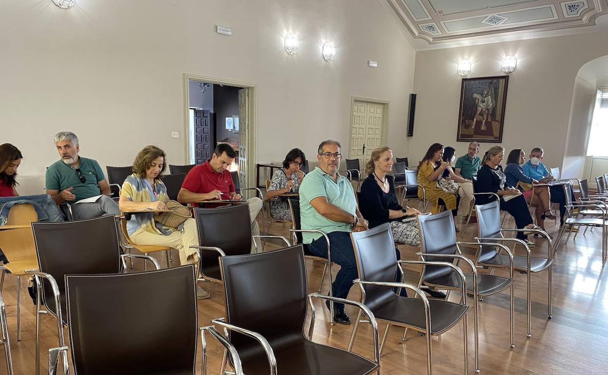Directores de los centros educativos asisten a una reunión con el concejal de Educación. 