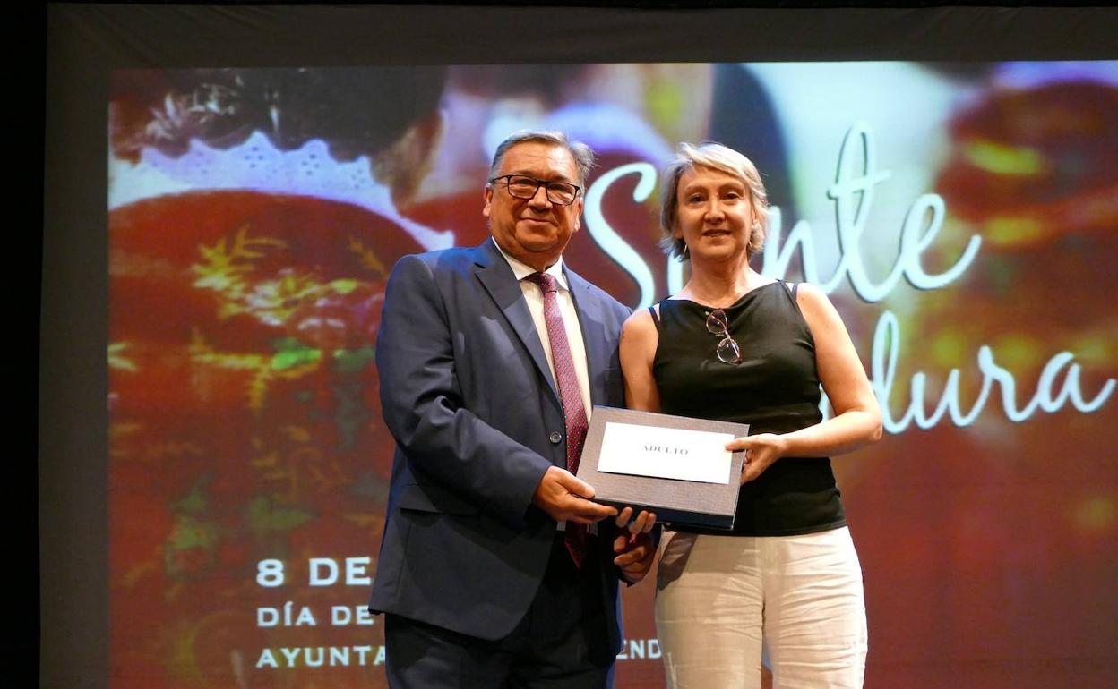 Alcalde y Pilar Fernández muestran la placa del ganador en la modalidad de adulto. 