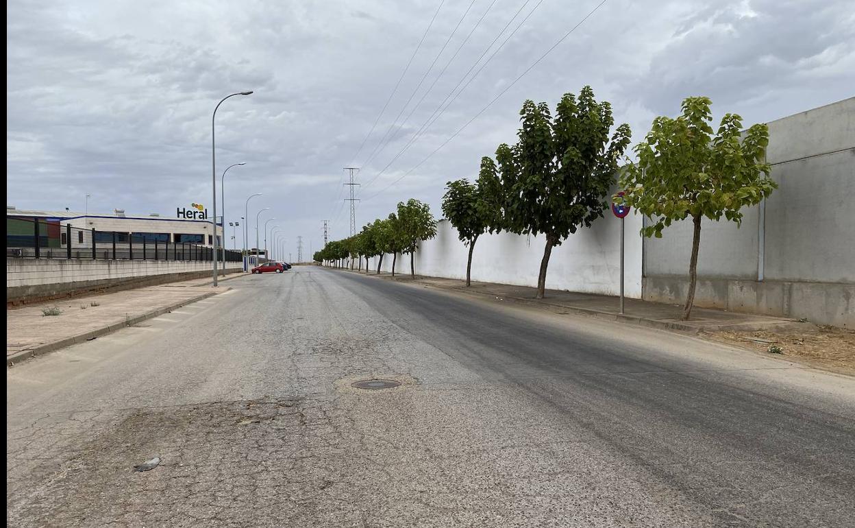 La nueva entrada al cementerio estará en una calle paralela a la travesía. 