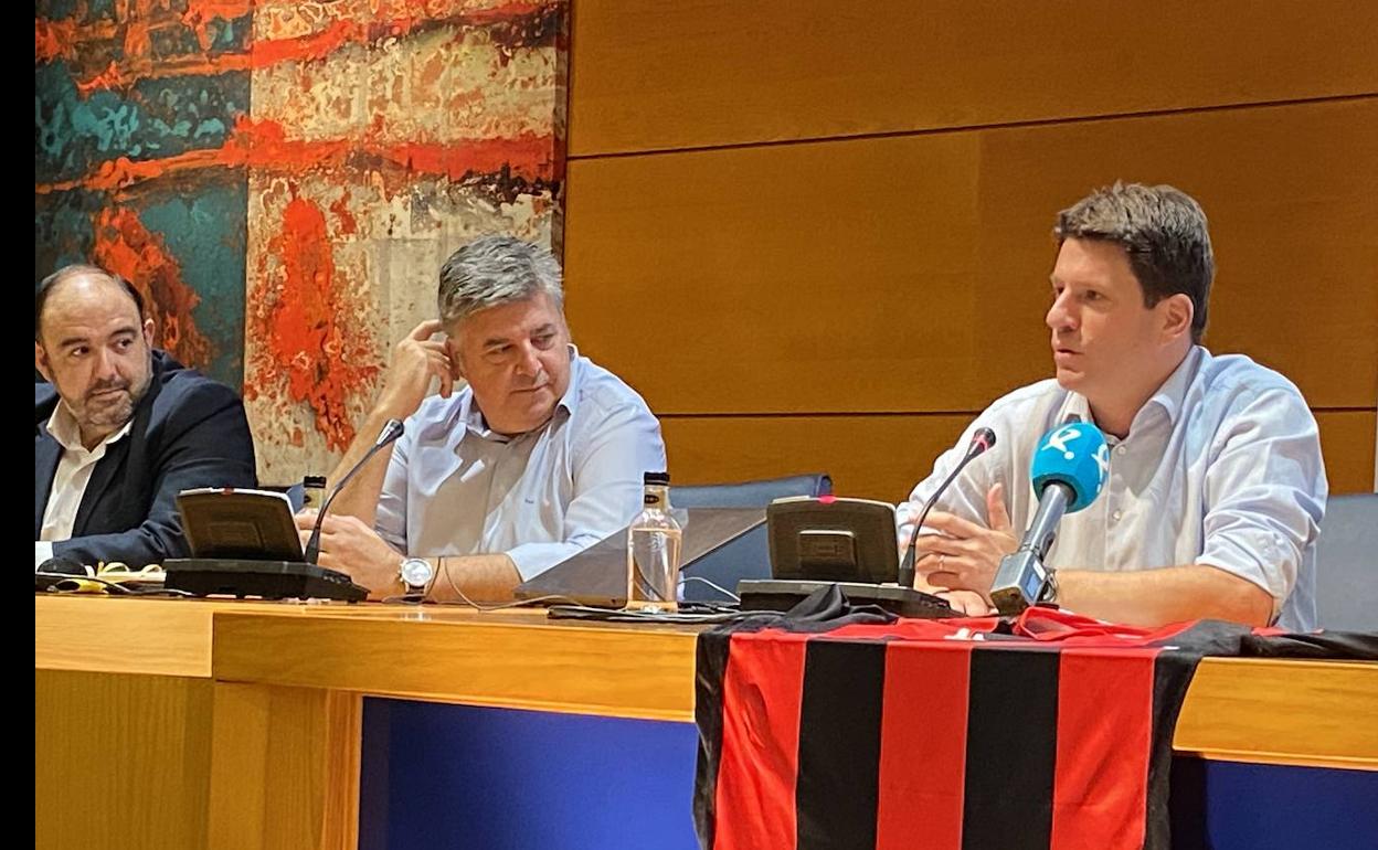 Daniel Tafur (dcha) junto a directivos del club. 