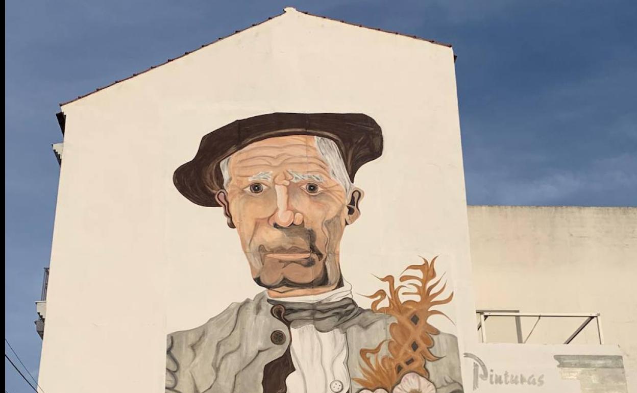 Un gran mural recuerda a los agricultores del ajo en Aceuchal