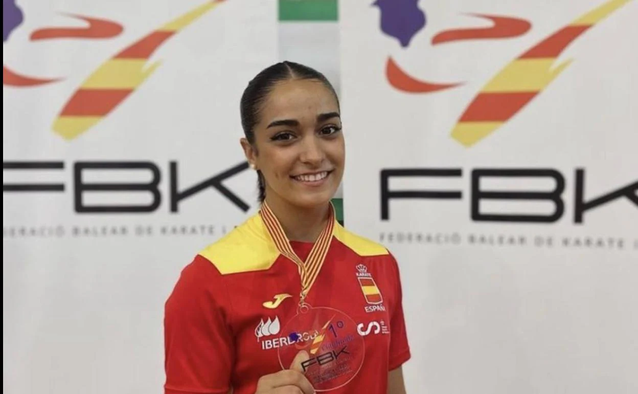 Paola García muestra su medalla lograda en Mallorca. 
