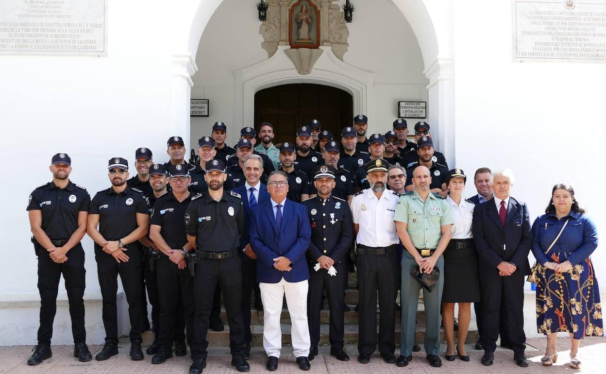 Los agentes han posado frente al santuario de la Piedad con autoridades y representantes. 