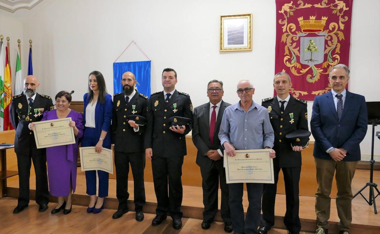La Policía Nacional condecora a tres agentes en el día de su festividad