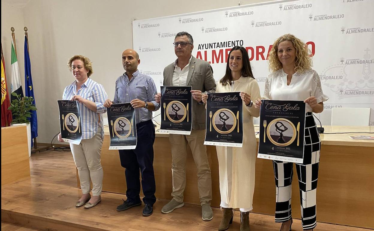 Representantes de las asociaciones empresariales junto al concejal. 