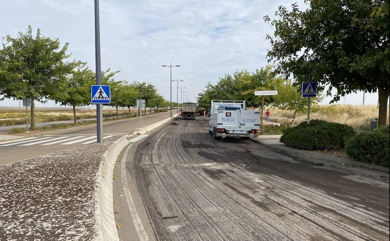 Los trabajos de asfaltado han comenzado por la zona del cementerio