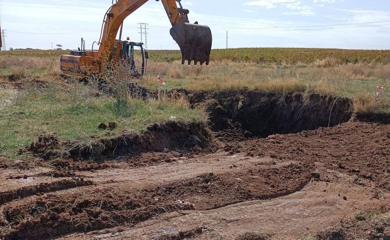 Agricultores critican que limpien la Alberca Vieja con dinero de caminos rurales