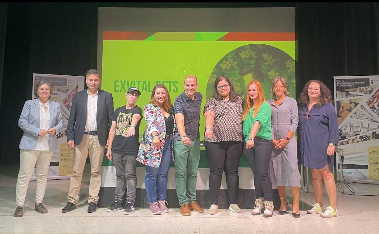 Cinco jóvenes desarrollan un dispositivo con información vital para mayores o animales
