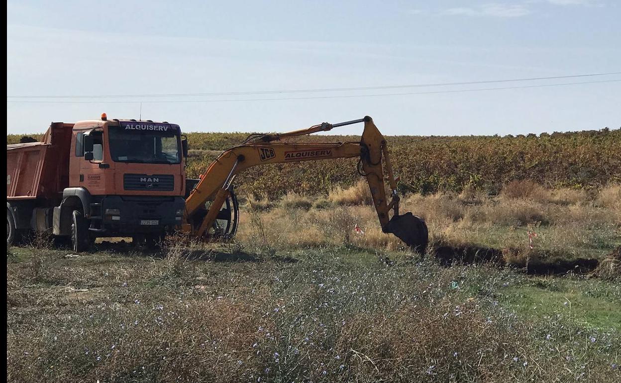 Máquina de Alquiserv limpiando la Alberca Vieja hace unos días. 