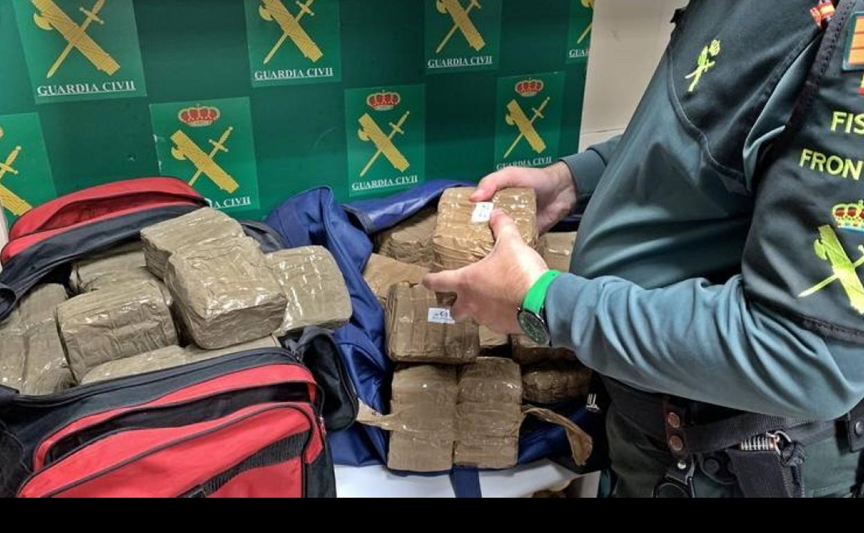 Un agente inspecciona la droga intervenida en una de las operaciones. 