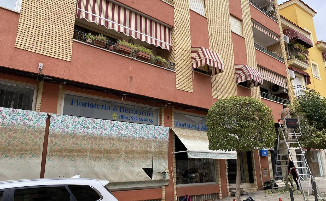 Herido un policía al ayudar a una mujer que se había descolgado de su balcón