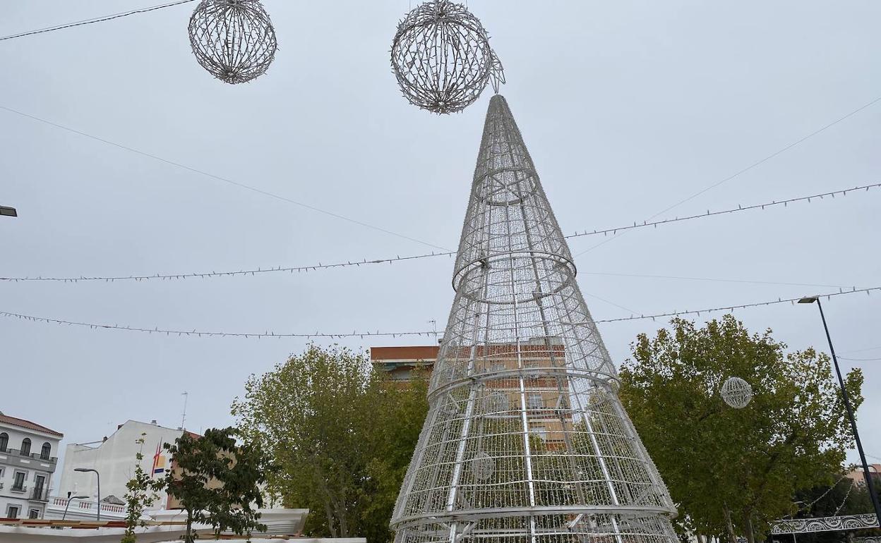 Cono de veinte metros instalado en la plaza de Extremadura. 