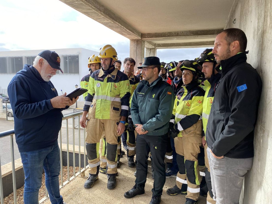 Los bomberos simulan intentar convencer a una persona que intenta suicidarse. 
