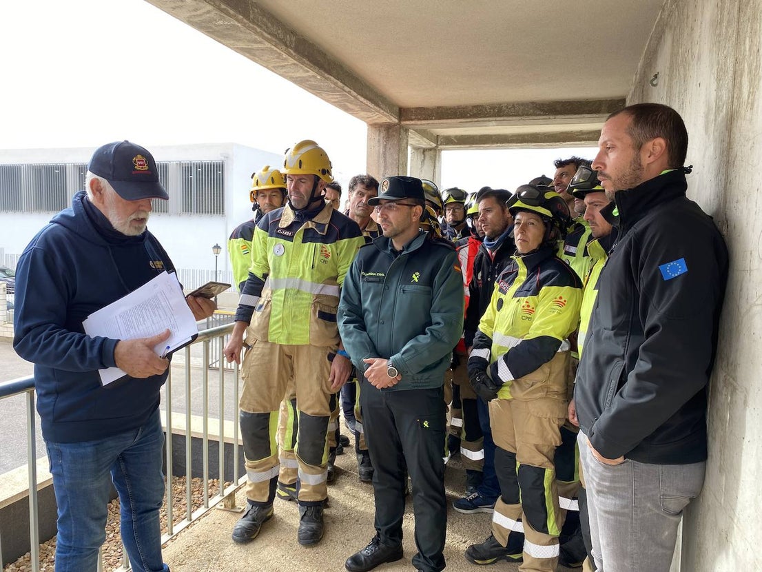 Los bomberos simulan intentar convencer a una persona que intenta suicidarse. 