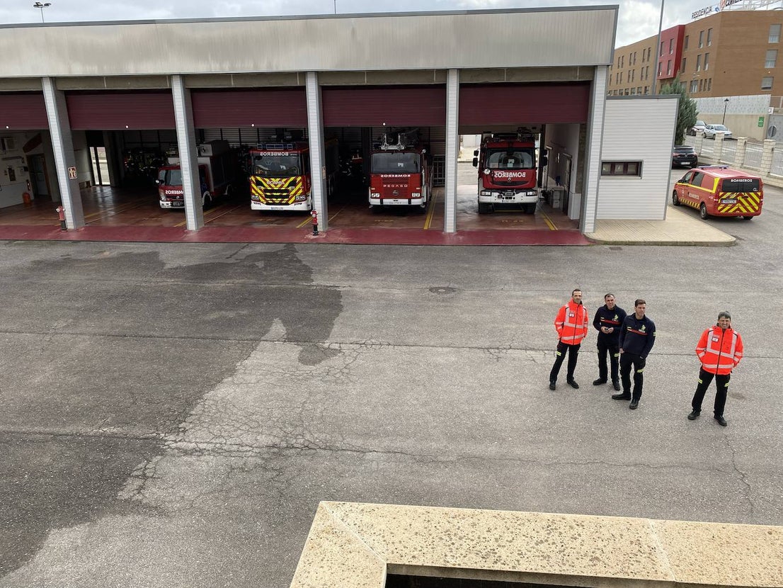 Los bomberos simulan intentar convencer a una persona que intenta suicidarse. 