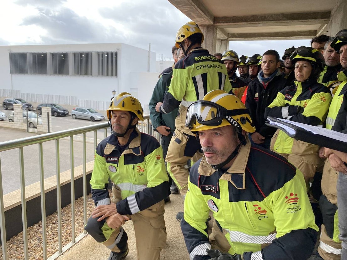 Los bomberos simulan intentar convencer a una persona que intenta suicidarse. 