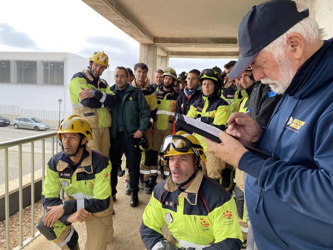 Los bomberos simulan intentar convencer a una persona que intenta suicidarse. 