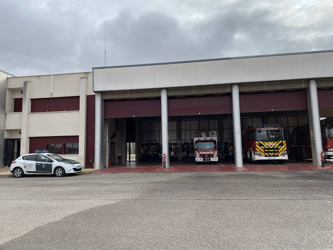 Los bomberos simulan intentar convencer a una persona que intenta suicidarse. 