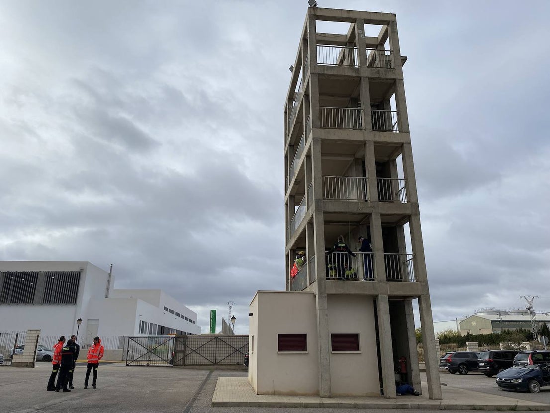 Los bomberos simulan intentar convencer a una persona que intenta suicidarse. 