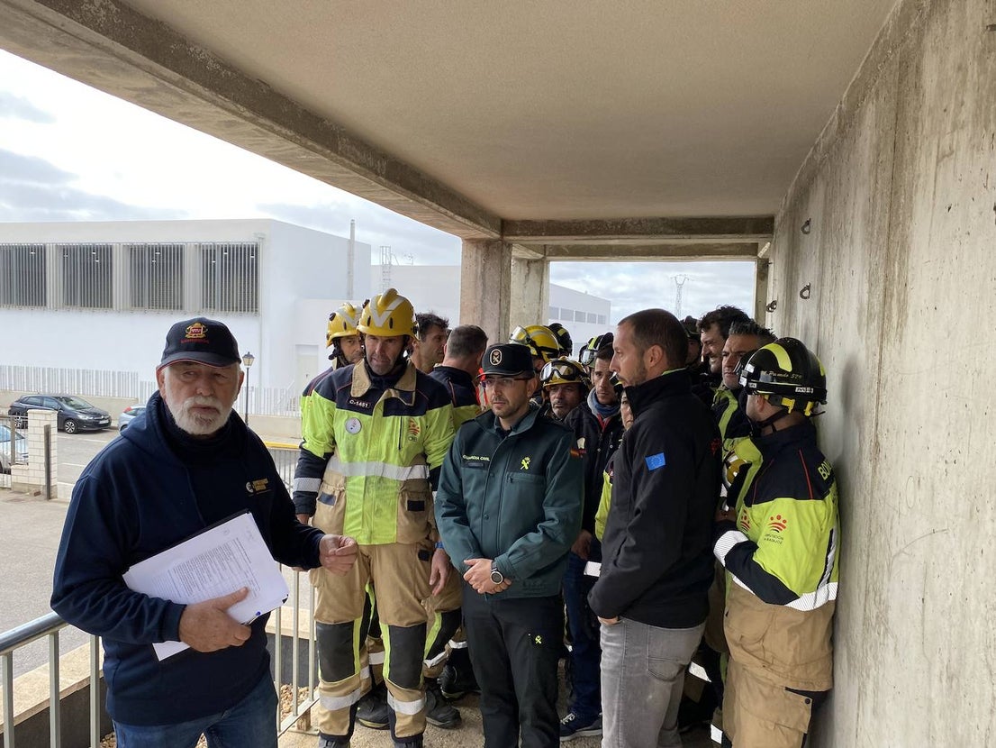 Los bomberos simulan intentar convencer a una persona que intenta suicidarse. 