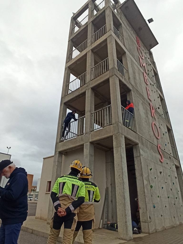 Los bomberos simulan intentar convencer a una persona que intenta suicidarse. 