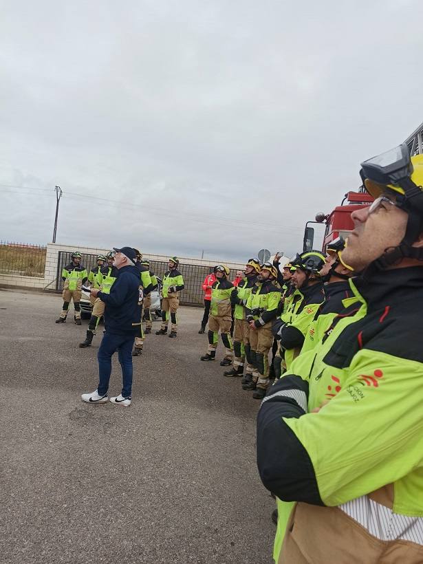 Los bomberos simulan intentar convencer a una persona que intenta suicidarse. 