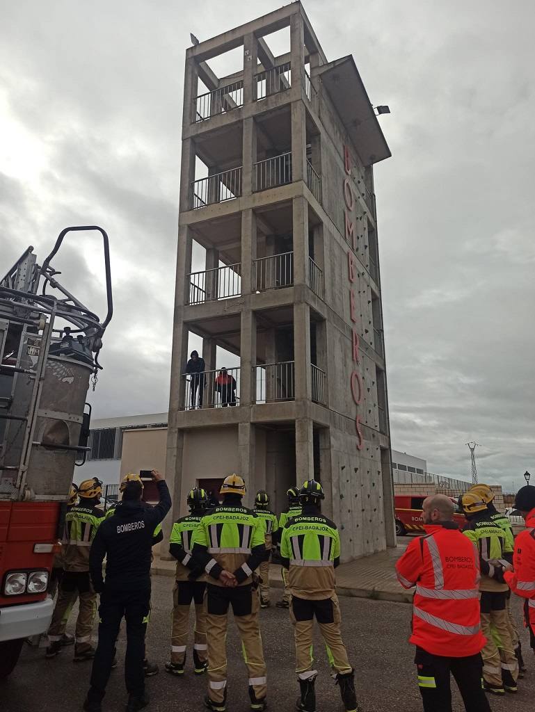 Los bomberos simulan intentar convencer a una persona que intenta suicidarse. 