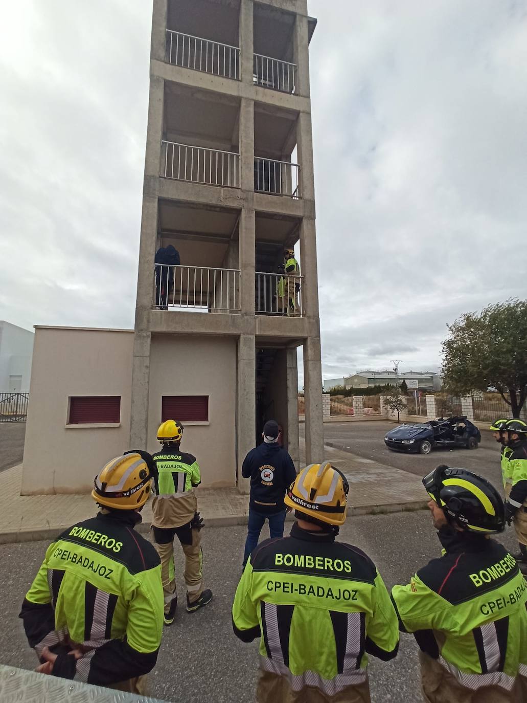 Los bomberos simulan intentar convencer a una persona que intenta suicidarse. 