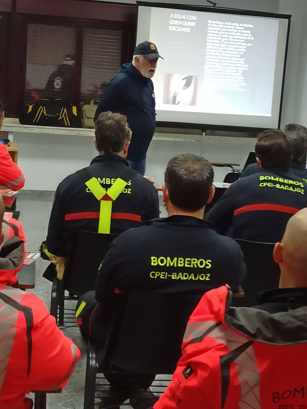 Los bomberos simulan intentar convencer a una persona que intenta suicidarse. 